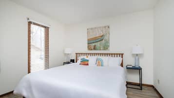 7 slaapkamers, een bureau, een strijkplank/strijkijzer, reisbedje