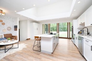 Kylskåp, mikrovågsugn, ugn och spishäll