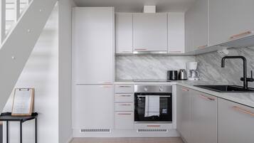 Apartament de disseny | Cuina privada | Frigorífic gran, microones, forn i placa de cuina