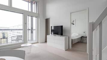 Apartamento de diseño | Sala de estar | Televisión LED de 43 pulgadas con canales por cable
