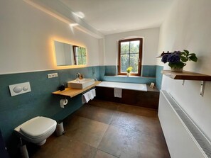 Chambre triple Junior | Salle de bain | Articles de toilette (gratuits), séchoir à cheveux