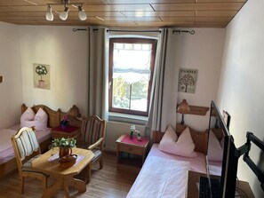 Standard Twin Room | Free WiFi - Bayerischer Hof  (Rothenburg ob der Tauber)
