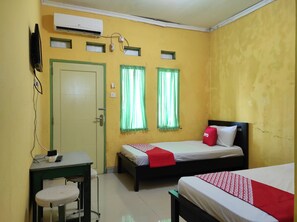Habitación estándar con 2 camas individuales | Espacio para trabajar con laptop, wifi gratis y ropa de cama 
