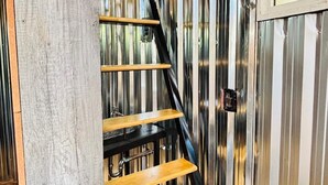 Una escalera de madera con barandillas de metal en el interior de un edificio.