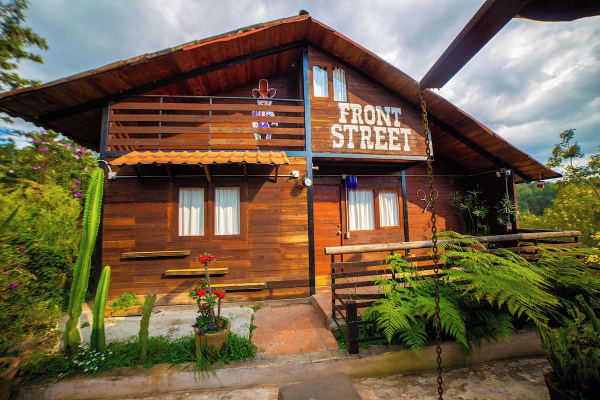 Family Cabin | Egyptian cotton sheets, premium bedding, down comforters, WiFi (free)