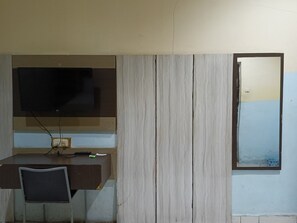 Desk, laptop workspace, free WiFi, bed sheets - Hotel O Fortuna Parepare (Makassar)