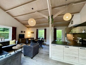 Een televisie en boeken