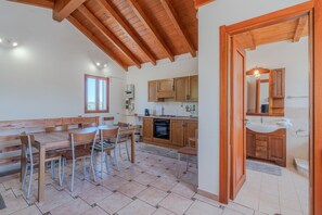 Kjøleskap, ovn, kokeplater og kaffetrakter/tekoker