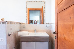 Shower, free toiletries, hair dryer, towels - Villa "Le Colline Sul Mare" with Sea View, Private Terraces & Wi-Fi (Sortino)