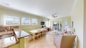 Una cocina amplia con comedor, un balcón y una sala de estar.