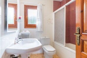 Bathtub, hair dryer - Villa 'La Boniquesa Bajo' with Sea View, Wi-Fi and Air Conditioning (Benissa)