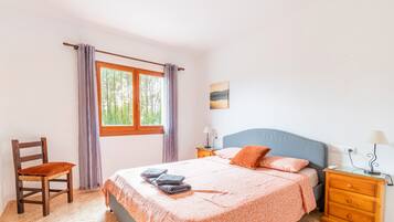 3 slaapkamers, een strijkplank/strijkijzer, gratis wifi, beddengoed