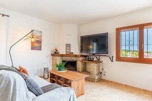 Una televisión, una chimenea