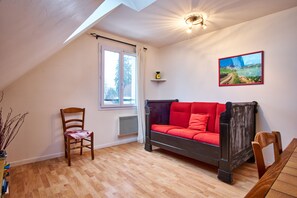 TV, DVD player, stereo - Holiday Home "La Matheysiene" with Private Garden & Wi-Fi (La Motte-d'Aveillans)