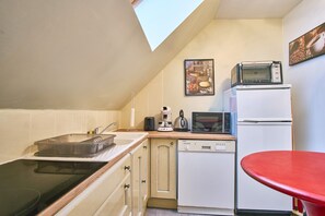 Fridge, microwave, oven, stovetop - Holiday Home "La Matheysiene" with Private Garden & Wi-Fi (La Motte-d'Aveillans)