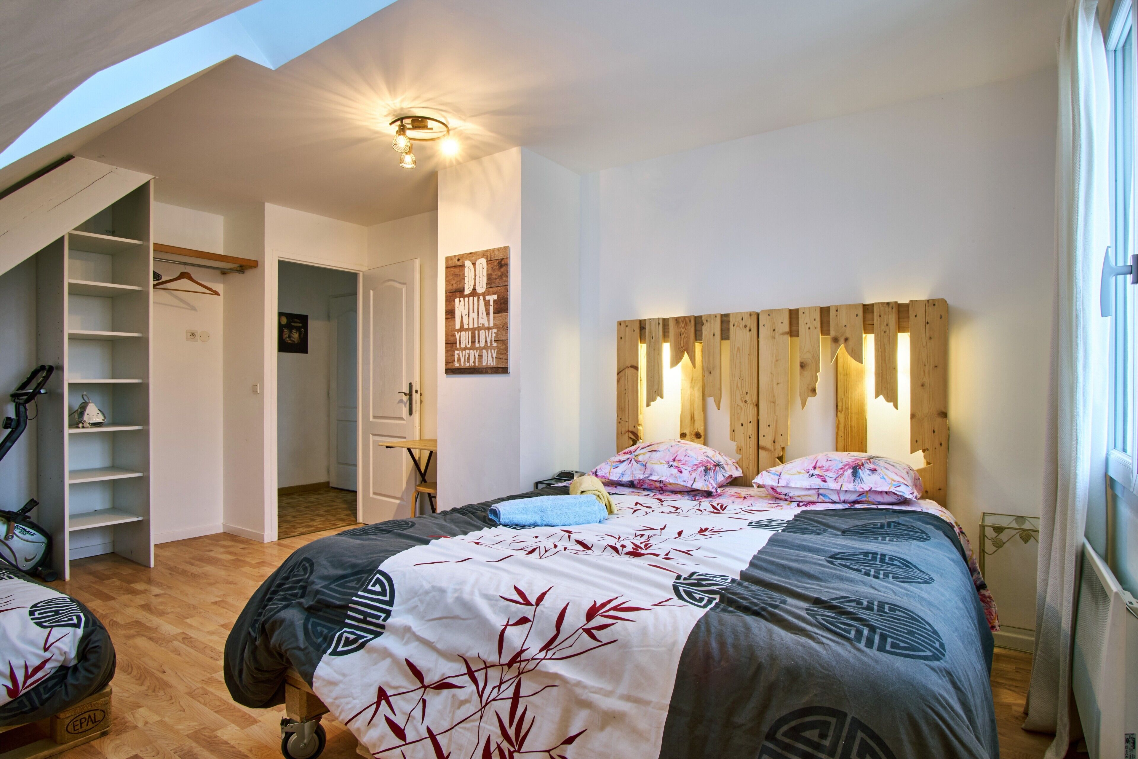 2 slaapkamers, een strijkplank/strijkijzer, gratis wifi, beddengoed