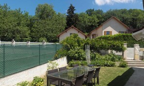 Outdoor dining - Holiday Home "La Matheysiene" with Private Garden & Wi-Fi (La Motte-d'Aveillans)