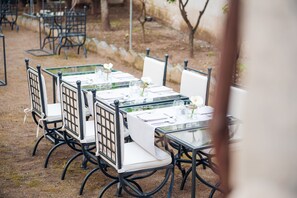 Mesas y sillas para comer al aire libre.
