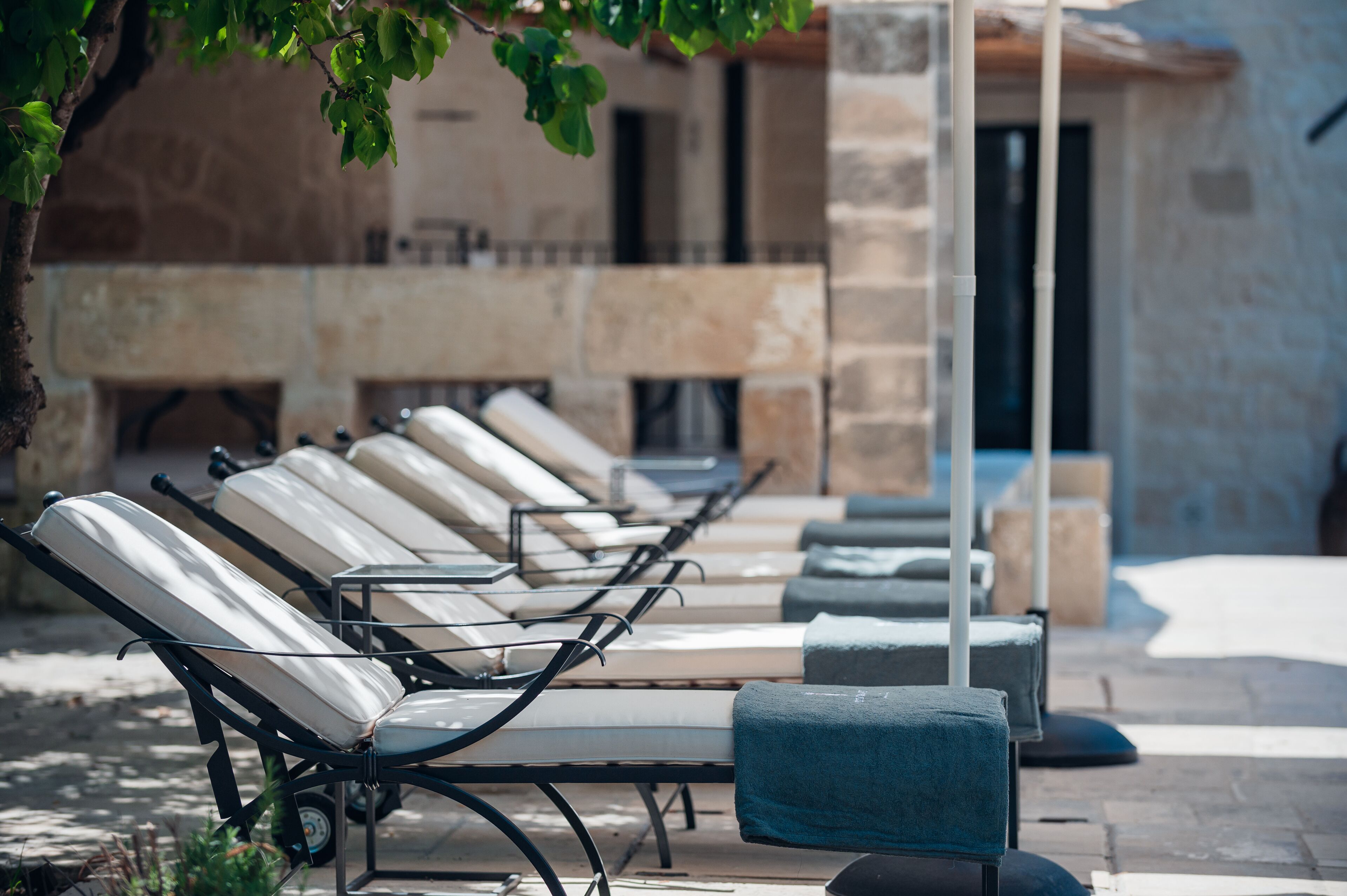 Una piscina al aire libre de temporada (de 08:30 a 18:30), sombrillas