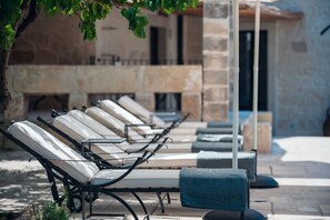 Seasonal outdoor pool, open 8:30 AM to 6:30 PM, pool umbrellas - Tenuta Tresca Suites - Dimora Storica (San Cassiano)