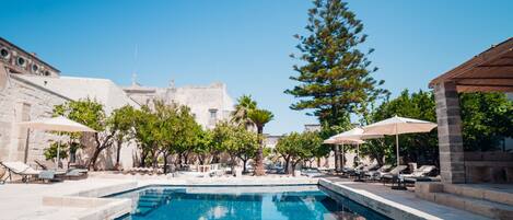 Außenpool (je nach Saison geöffnet), Sonnenschirme, Liegestühle