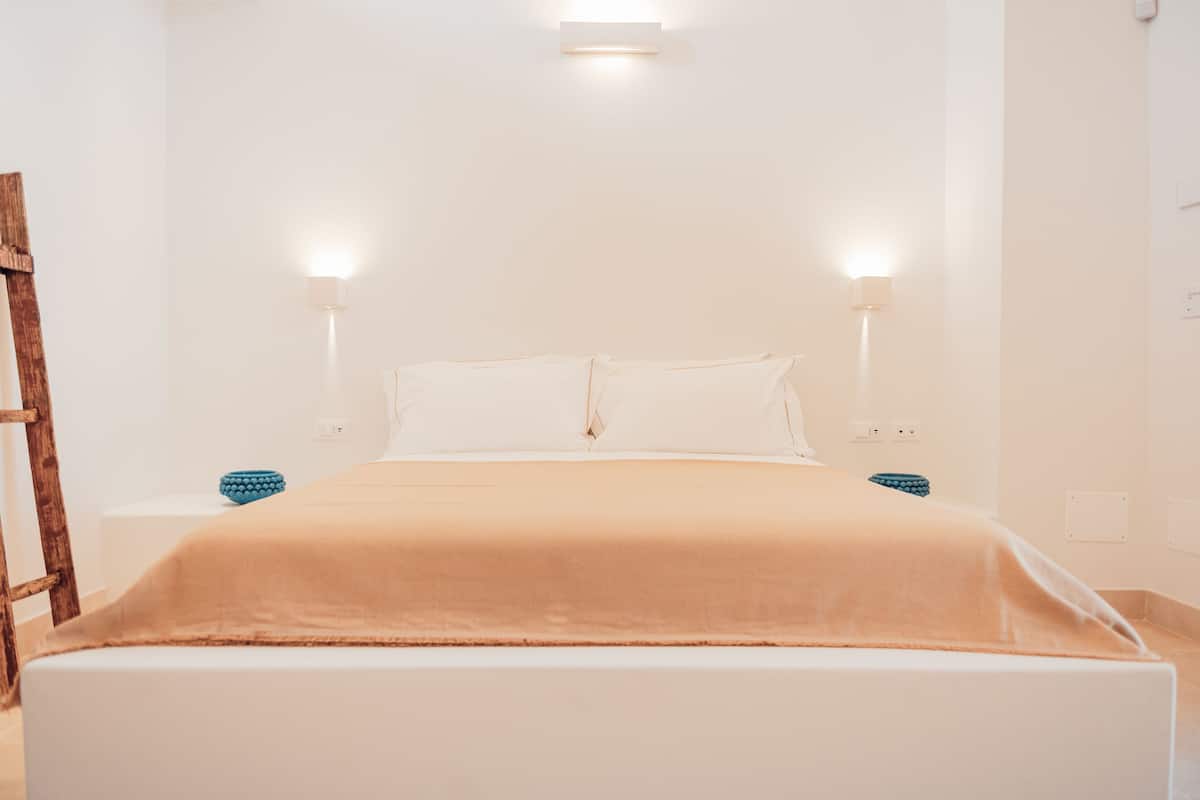 Habitación Deluxe | 1 habitación, minibar y caja de seguridad en la habitación