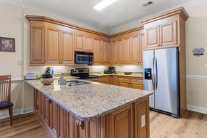 Fridge, microwave, oven, stovetop - 4 Bedroom, 3 Bath, Golf Villa, Green Haven (Pawleys Island)