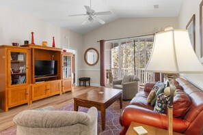 TV - 4 Bedroom, 3 Bath, Golf Villa, Green Haven (Pawleys Island)