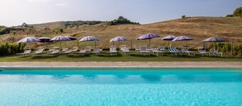 Farmhouse "Piamperugino" with Shared Pool, Private Garden & Wi-Fi