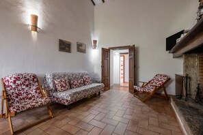 TV - Farmhouse "Piamperugino" with Shared Pool, Private Garden & Wi-Fi (Arcidosso)