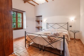 4 bedrooms, free WiFi, bed sheets - Farmhouse "Girasole" with Shared Pool, Private Garden & Wi-Fi (Arcidosso)