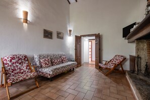 Interior - Farmhouse "Girasole" with Shared Pool, Private Garden & Wi-Fi (Arcidosso)