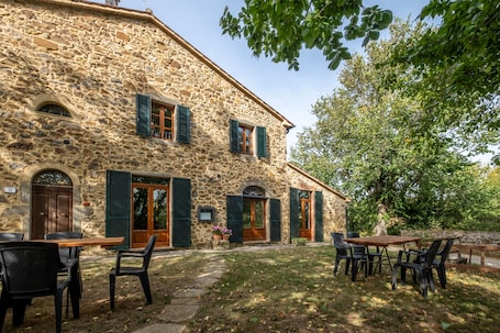 Outdoor dining. Farmhouse "Girasole" with Shared Pool, Private Garden & Wi-Fi