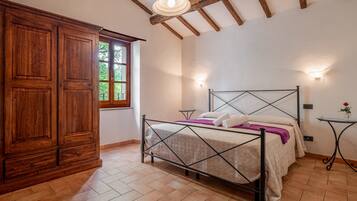 4 bedrooms, free WiFi, bed sheets