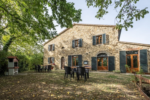 Outdoor dining - Farmhouse "Girasole" with Shared Pool, Private Garden & Wi-Fi (Arcidosso)
