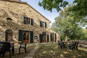 Outdoor dining - Farmhouse "Ginestra" with Shared Pool, Private Garden & Wi-Fi (Arcidosso)