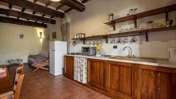 Frigorifero, forno, piano cottura, lavastoviglie