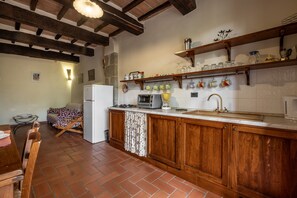 Jääkaappi, uuni, liesi, astianpesukone