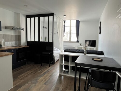 Grand studio dans impasse au calme proche Cathédrale