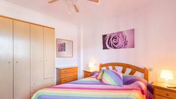 1 slaapkamer, een strijkplank/strijkijzer, gratis wifi, beddengoed