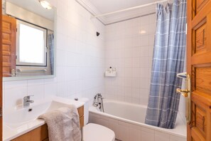 Bañera, secador de pelo y toallas