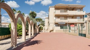 Un bâtiment doté de nombreux balcons et d’une galerie couverte.