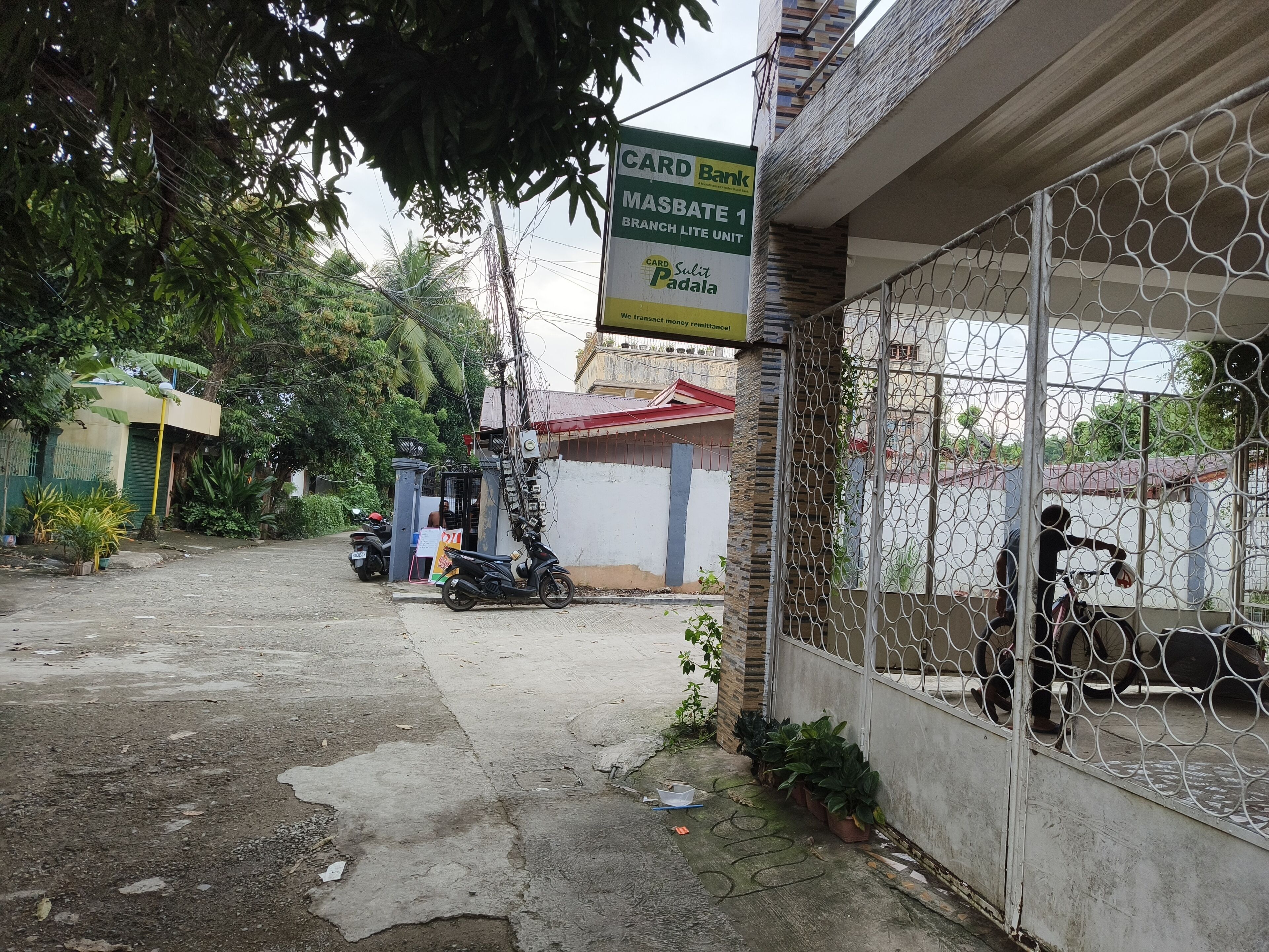 CARD Bank MASBATE 1 BRANCH LITE UNIT met een bord waarop diensten zoals geldoverdracht worden aangeboden.