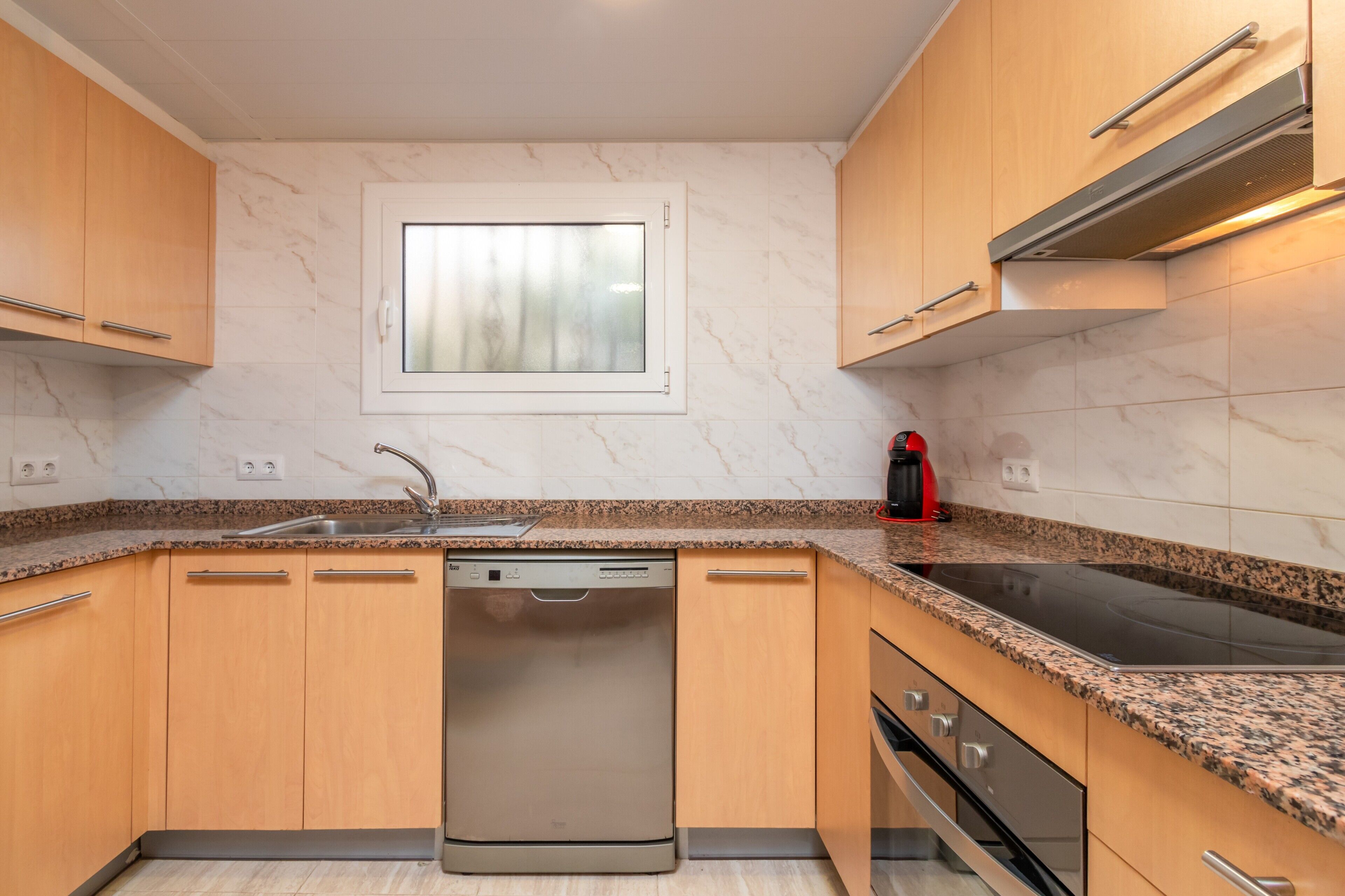 Frigorífico, microondas, horno y placa de cocina