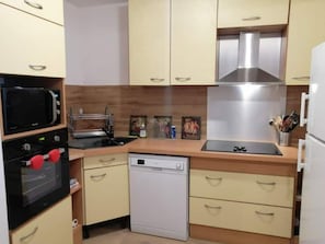 Réfrigérateur, four à micro-ondes, un four, surface de cuisson