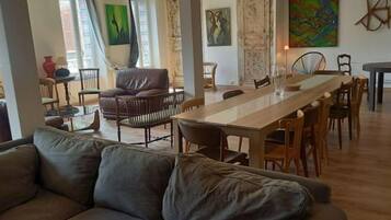 TV connectée, baby-foot, livres, chaßne hi-fi