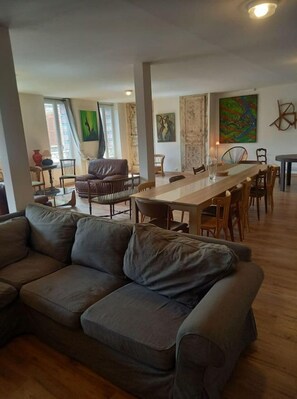 智能电视、桌上足球、书、立体声音响