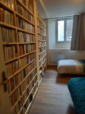 4 多间卧室、办公桌、旅行婴儿床、免费 WiFi