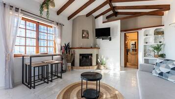 Een televisie en een open haard