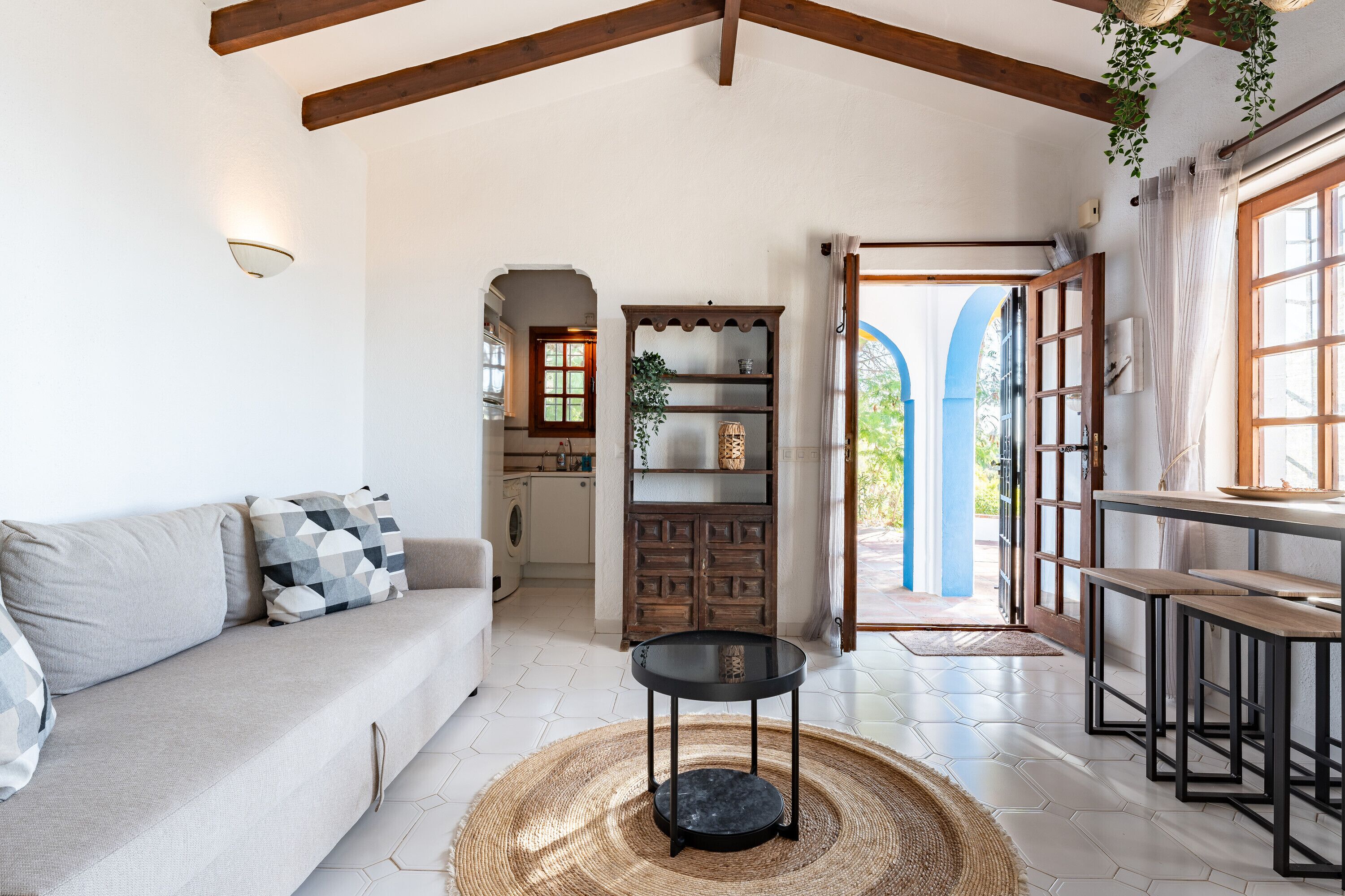 Una televisión, una chimenea